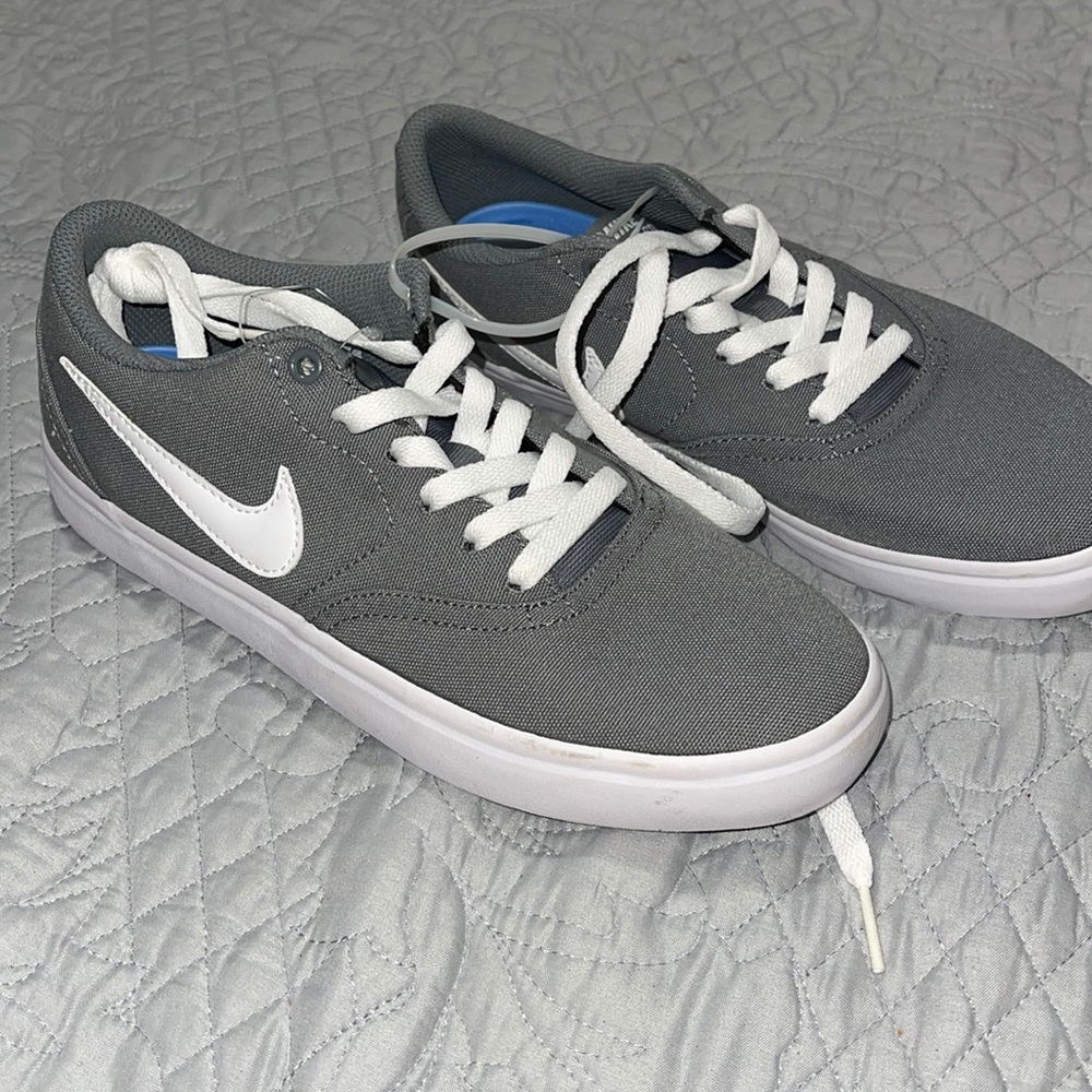 COPY - BRAND NEW NIKE SIZE 7.5